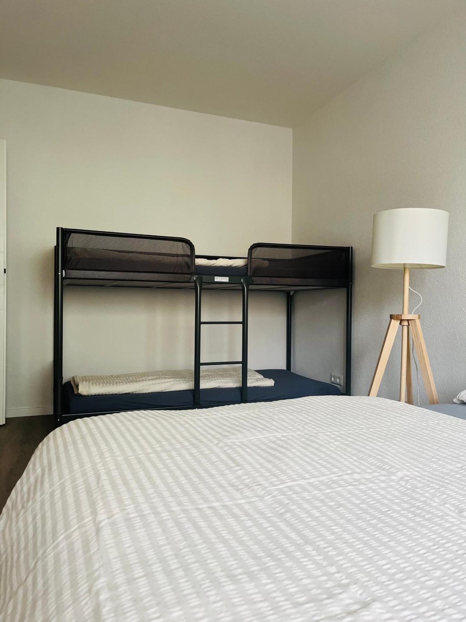 Black Forest City Apartment Mit Kostenlosem Parkplatz Freiburg Bagian luar foto