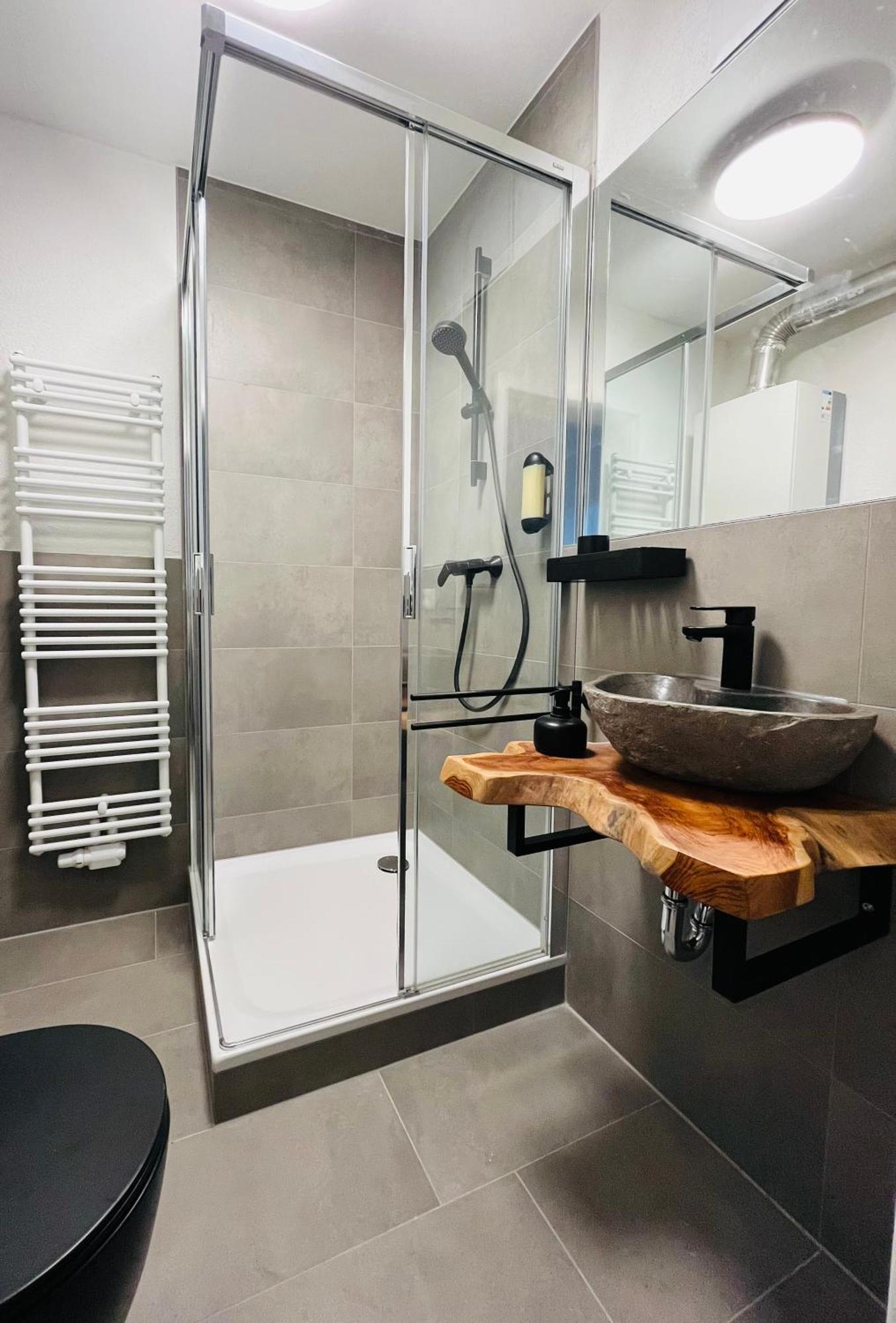 Black Forest City Apartment Mit Kostenlosem Parkplatz Freiburg Bagian luar foto